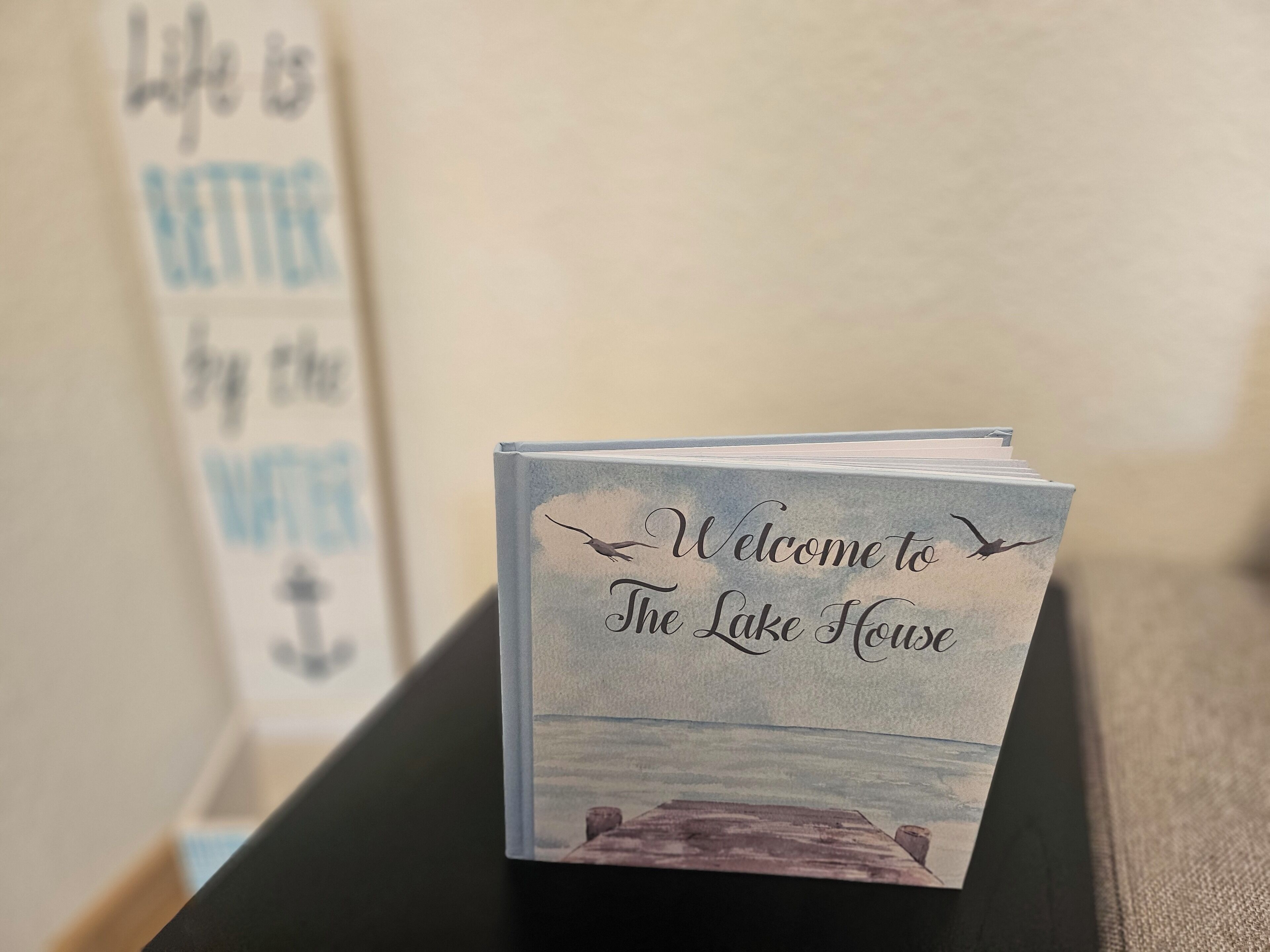 Een stapel welkomstkaarten voor The Lake House.