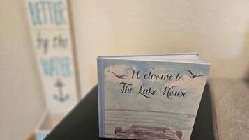 Een stapel welkomstkaarten voor The Lake House.