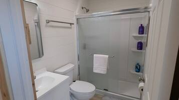 Dusj, hårføner, håndklær og såpe