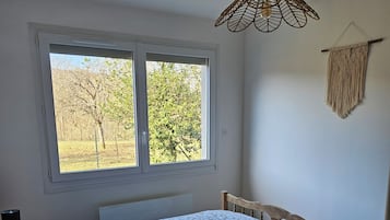 1 bedroom, travel crib, bed sheets