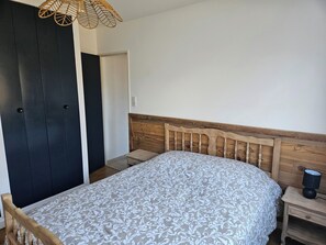 1 chambre, lit de bébé portatif, literie fournie