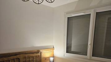 1 makuuhuone, vauvan matkasänky, vuodevaatteet