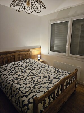 1 chambre, lit de bébé portatif, literie fournie