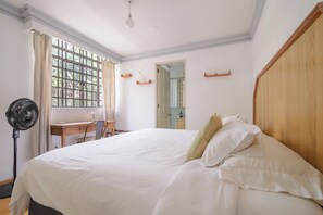 3 bedrooms, desk, WiFi, bed sheets