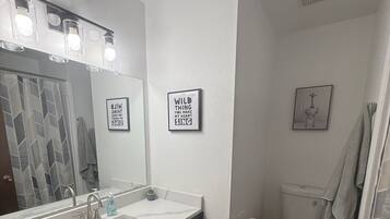 Douche, serviettes fournies, savon, shampoing