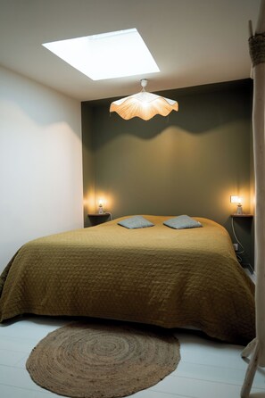 2 bedrooms, iron/ironing board, WiFi, bed sheets - 80m² bohemian house with Jacuzzi 2 steps from the towpath (Deûlémont)