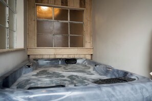 Indoor spa tub - 80m² bohemian house with Jacuzzi 2 steps from the towpath (Deûlémont)