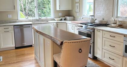 Lovely 2-bedroom home close to downtown Saratoga Springs, Racetrack, and SPAC!