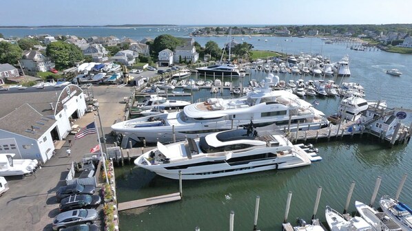 Marina - Private resort style Hyannis property. HEATED Pool, Playground&Basketball court (Barnstable)