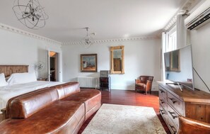 7 bedrooms, iron/ironing board, WiFi, bed sheets