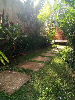 Property grounds - Green, Silent and Peaceful house (Kampala)