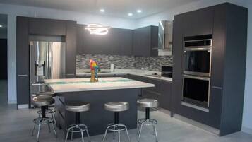 Kjøleskap, mikrobølgeovn, ovn og kokeplater