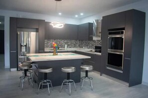 Refrigerador, microondas, horno y parrilla de estufa