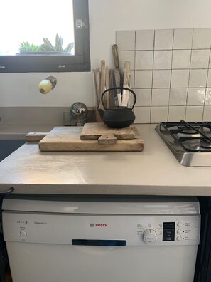 Fridge, oven, stovetop, dishwasher - Old loft-style apartment with balcony in historic center of Aix (Aix-en-Provence)