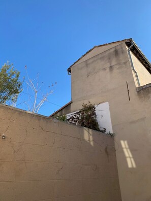 Exterior detail - Old loft-style apartment with balcony in historic center of Aix (Aix-en-Provence)