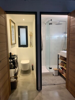 Sèche-cheveux, serviettes fournies, savon, papier toilette