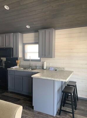 冷蔵庫、電子レンジ、オーブン、コンロ