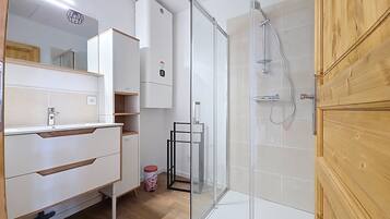 Douche, sèche-cheveux, serviettes fournies, papier toilette