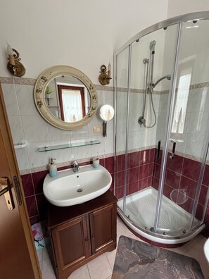 Dusche, Haartrockner, Bidet, Handtücher