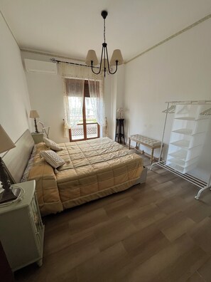 2 bedrooms, in-room safe, desk, iron/ironing board