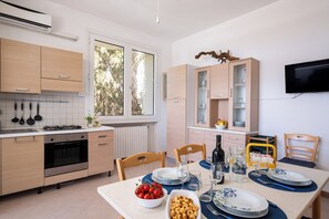 Kylskåp, mikrovågsugn, ugn och spishäll