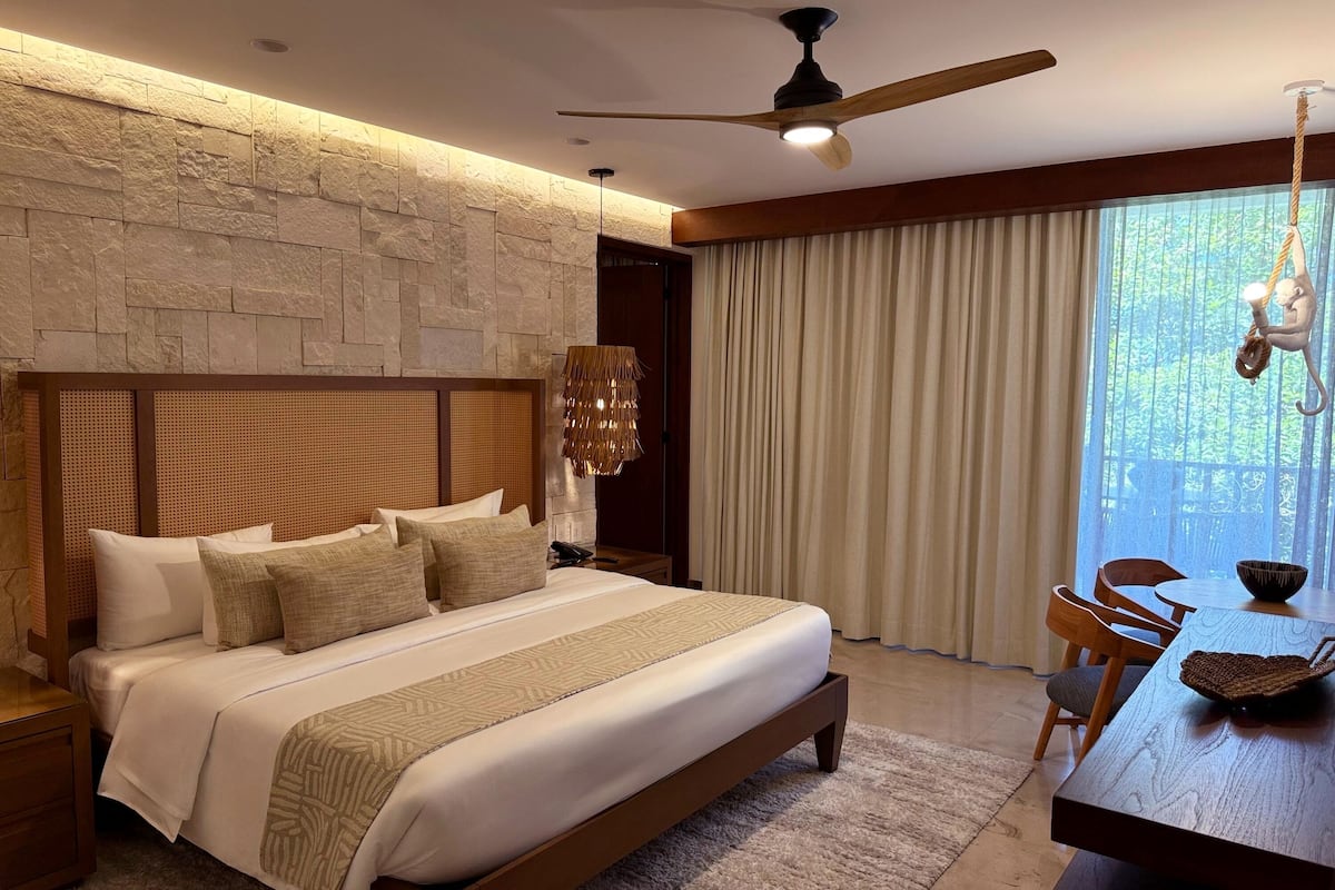 Värdeförvaringsskåp på rummet, skrivbord och arbetsyta för laptop