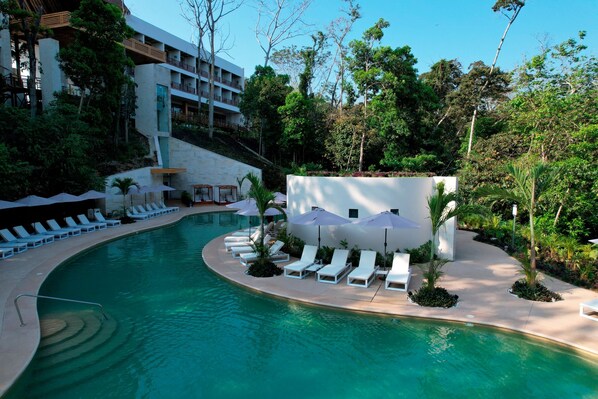 2 hồ bơi ngoài trời