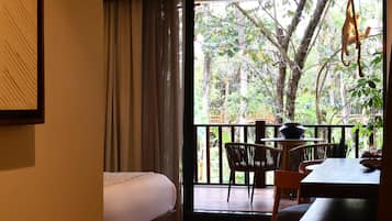 Ylelliset vuodevaatteet, untuvapeitot, tallelokero huoneessa, työpöytä