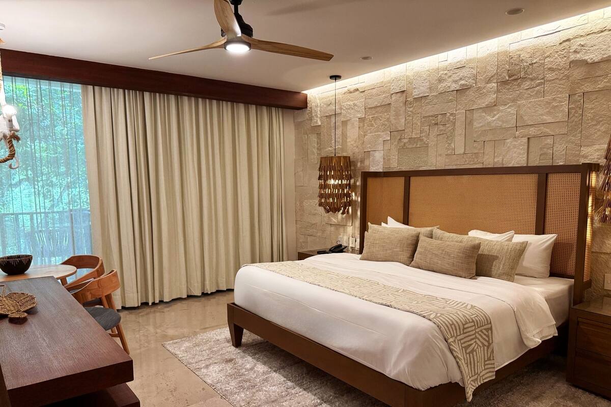 Suite Presidensial | Seprai premium, selimut bulu angsa, brankas, dan meja kerja