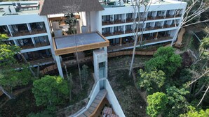 Un hôtel à plusieurs étages doté de balcons, d’un espace extérieur aménagé et d’une cour intérieure.