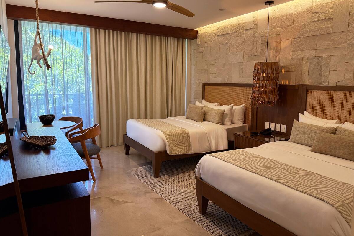 Kamar Double Deluks, balkon, pemandangan kebun | Seprai premium, selimut bulu angsa, brankas, dan meja kerja