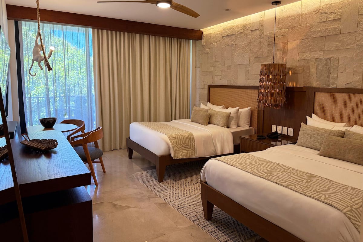 Deluxe dubbelrum - balkong - utsikt mot trädgården | Värdeförvaringsskåp på rummet, skrivbord och arbetsyta för laptop