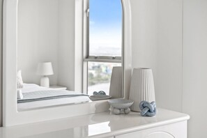 3 chambres, coffres-forts dans les chambres, fer et planche à repasser