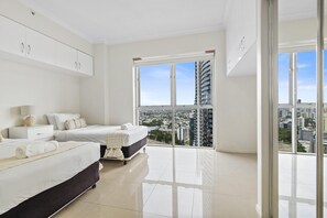 3 bedrooms, in-room safe, iron/ironing board, free WiFi - Amazing 3 Bedroom 2 Bath Ocean View Unit - Q Stay (Surfers Paradise)