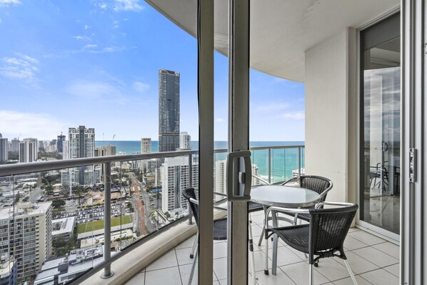 Outdoor dining - Amazing 3 Bedroom 2 Bath Ocean View Unit - Q Stay (Surfers Paradise)