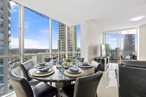 Dining - Amazing 3 Bedroom 2 Bath Ocean View Unit - Q Stay (Surfers Paradise)