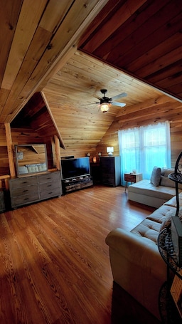 Smart TV. Luxury 1-bedroom apartment on a lavender farm