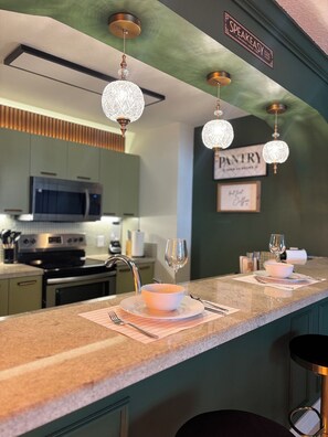 Kjøleskap, mikrobølgeovn, ovn og kokeplater