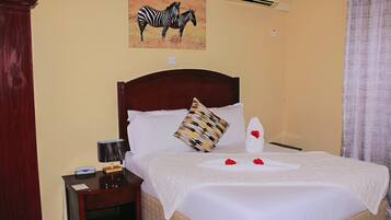 Escritorio, espacio para trabajar con laptop y wifi gratis