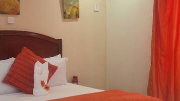 Escritorio, espacio para trabajar con laptop y wifi gratis