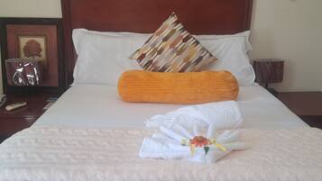 Escritorio, espacio para trabajar con laptop y wifi gratis