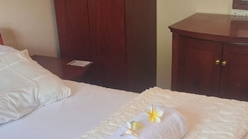 Escritorio, espacio para trabajar con laptop y wifi gratis
