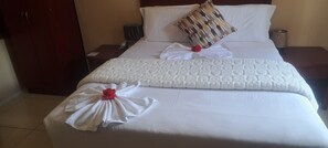 Bureau, espace de travail pour ordinateur portable, Wi-Fi gratuit