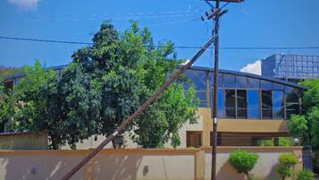 Fachada de la propiedad