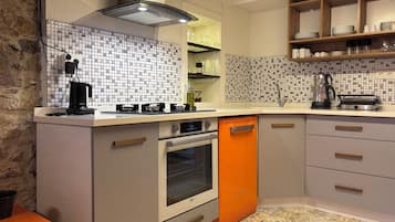 Cortinas blackout y tabla de planchar con plancha