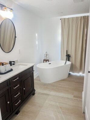 Douche, sèche-cheveux, serviettes fournies, papier toilette