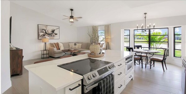 冷蔵庫、電子レンジ、オーブン、コンロ