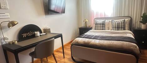 1 habitación, tabla de planchar con plancha y ropa de cama