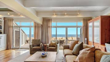 House, Multiple Beds, Kitchen, Ocean View (OCEAN DRIVE 26) | Living area | 40-inch TV with digital channels