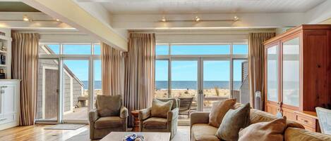 House, Multiple Beds, Kitchen, Ocean View (OCEAN DRIVE 26) | Living area | 40-inch TV with digital channels